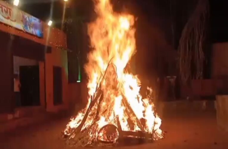 चुटिया में ऐतिहासिक होलिका दहन : 500 साल पुरानी परंपरा के अनुसार फगुआ काटा, होलिका प्रज्वलित 31 20260302 080232
