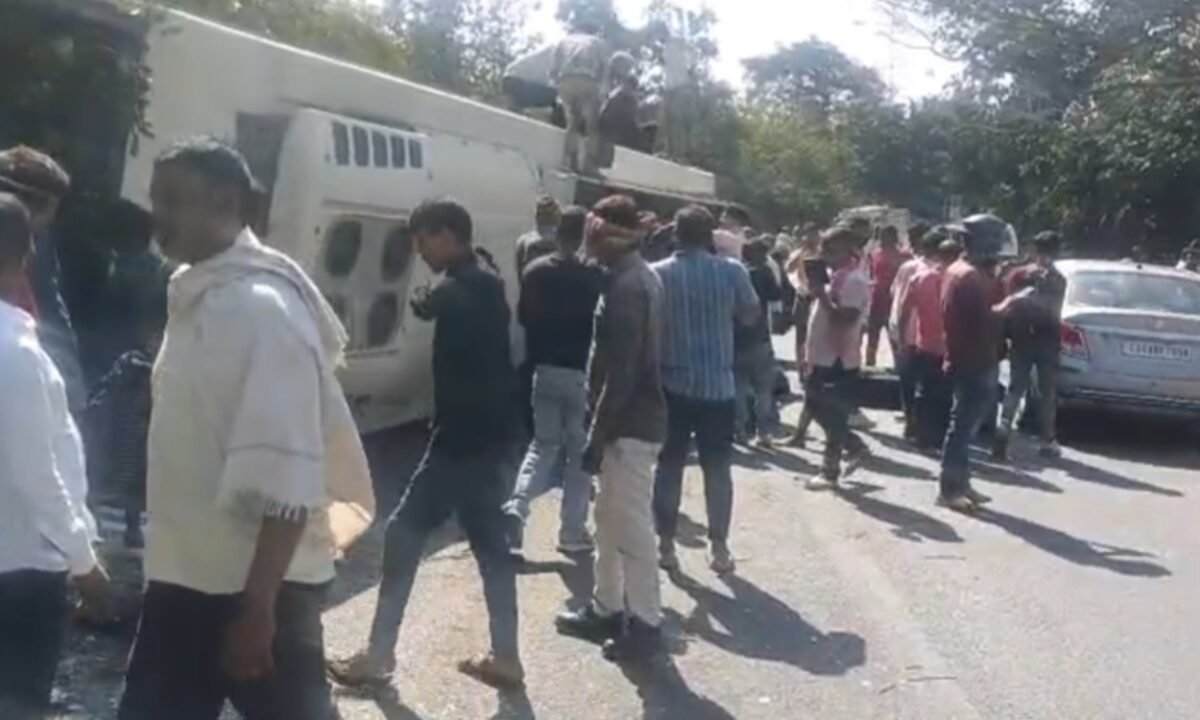 चतरा में दर्दनाक हादसा: टायर फटने से सड़क किनारे पलटी यात्रियों से भरी स्लीपर बस, 12 से अधिक घायल 46 20260302 113640