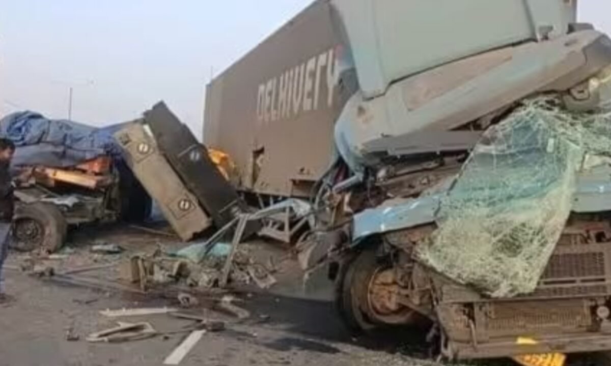 धनबाद राजगंज: दिल्ली-कोलकाता सिक्स लेन पर तड़के बड़ा हादसा, ट्रक-कंटेनर टकराए, कई घायल 44 20260302 123959