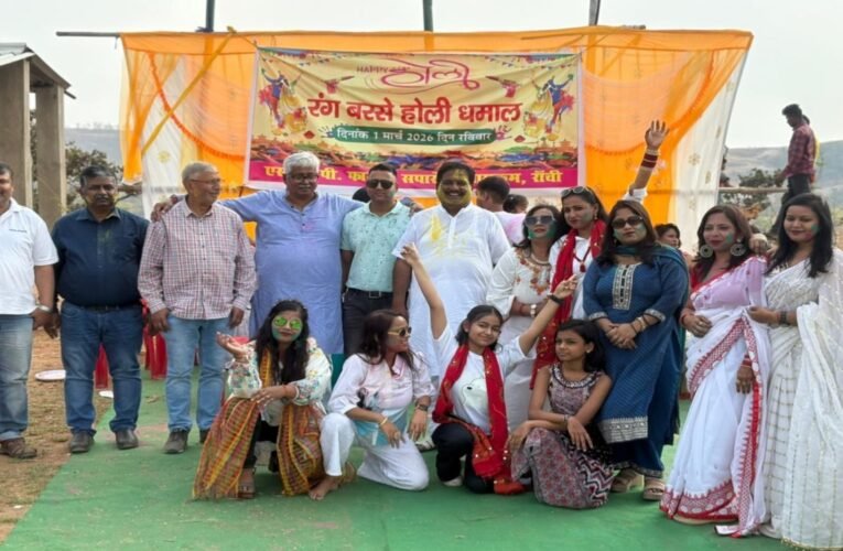 रांची: नामकुम के सोपारोम में ‘रंग बरसे होली धमाल’ का आयोजन, पलाश के रंगों से सराबोर हुए कलाकार