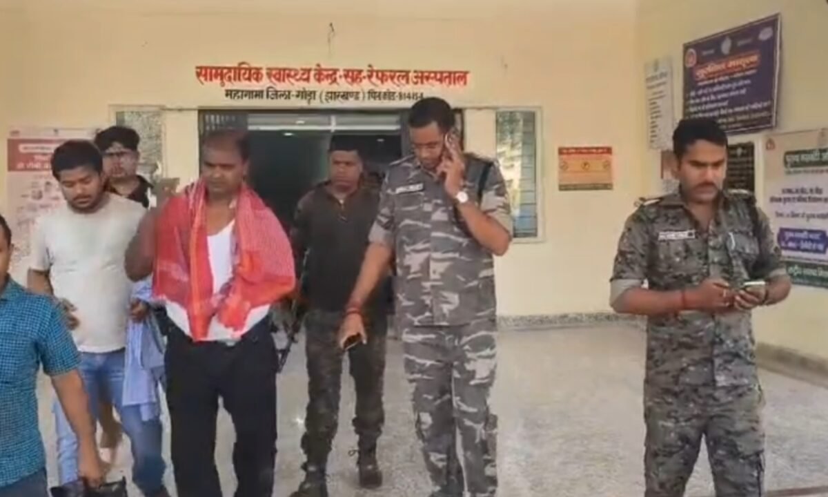 दिनदहाड़े बैंक लूट की कोशिश, सुरक्षा गार्ड को मारी गोली, अफरा-तफरी मच गई 42 20260302 144940