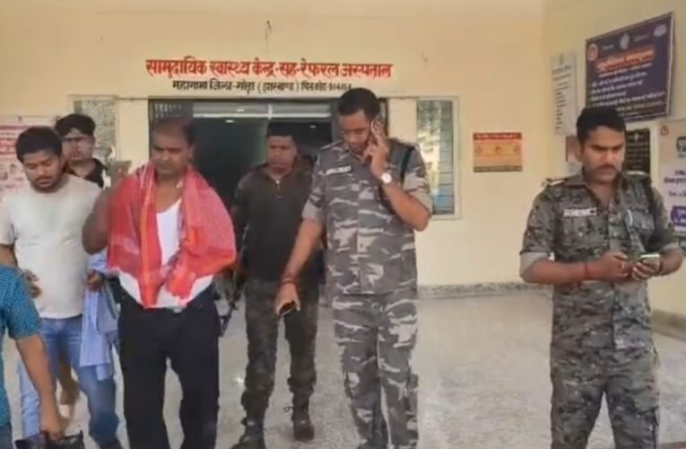 दिनदहाड़े बैंक लूट की कोशिश, सुरक्षा गार्ड को मारी गोली, अफरा-तफरी मच गई 23 20260302 144940