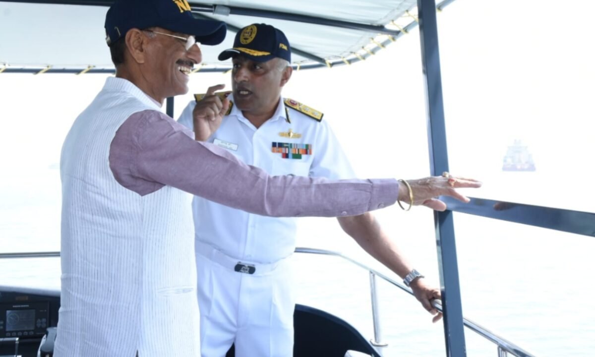 केंद्रीय रक्षा राज्य मंत्री संजय सेठ ने मुंबई नौसेना डॉकयार्ड में INSV कौंडिन्या का किया ध्वजारोहण, ओमान यात्रा पूरी कर कौंडिन्या मुंबई लौटा 40 20260302 163351