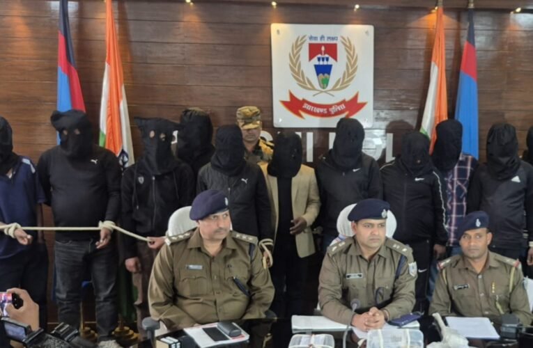 नयासराय भीषण मारपीट मामला : 12 अपराधी गिरफ्तार, हथियार और लग्जरी वाहन जब्त 19 20260302 164747