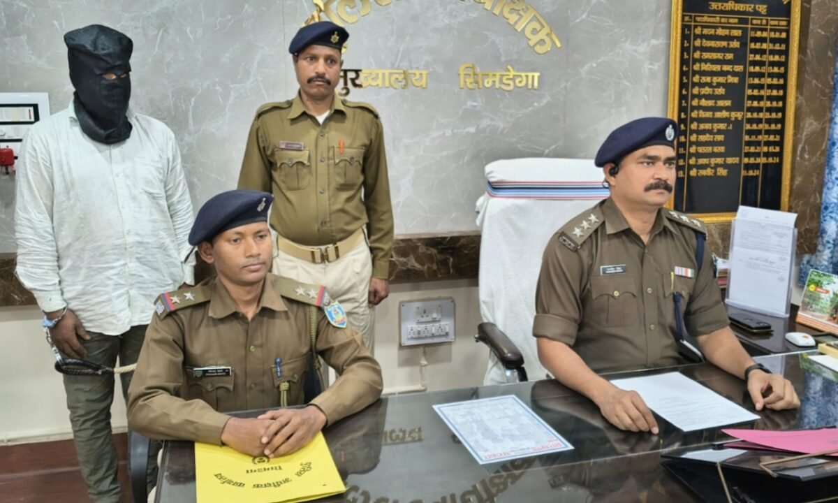 सिमडेगा पुलिस की बड़ी कार्रवाई: मानव तस्कर शेष्मणि मिश्रा गिरफ्तार, जेल भेजा 13 20260302 205921