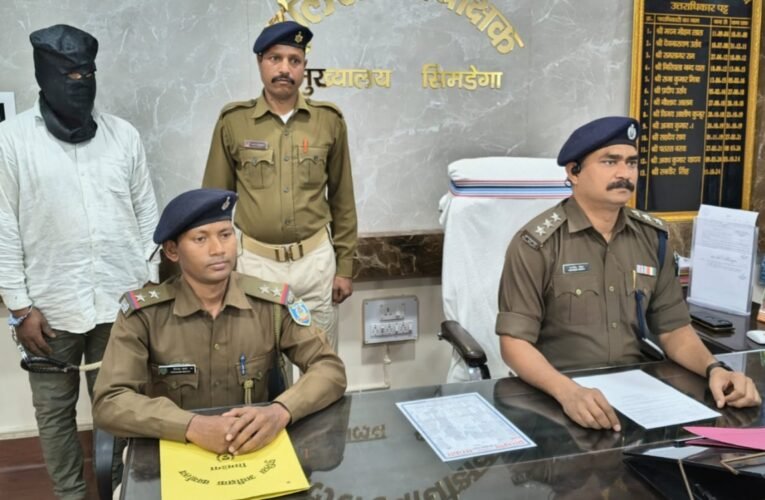 सिमडेगा पुलिस की बड़ी कार्रवाई: मानव तस्कर शेष्मणि मिश्रा गिरफ्तार, जेल भेजा 16 20260302 205921
