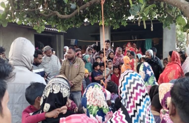 दुमका में सनसनीखेज हत्याकांड: घर के आंगन में पेड़ से लटका मिला युवक राजा का शव, हाथ बंधे होने से हत्या की आशंका 22 20260303 123410