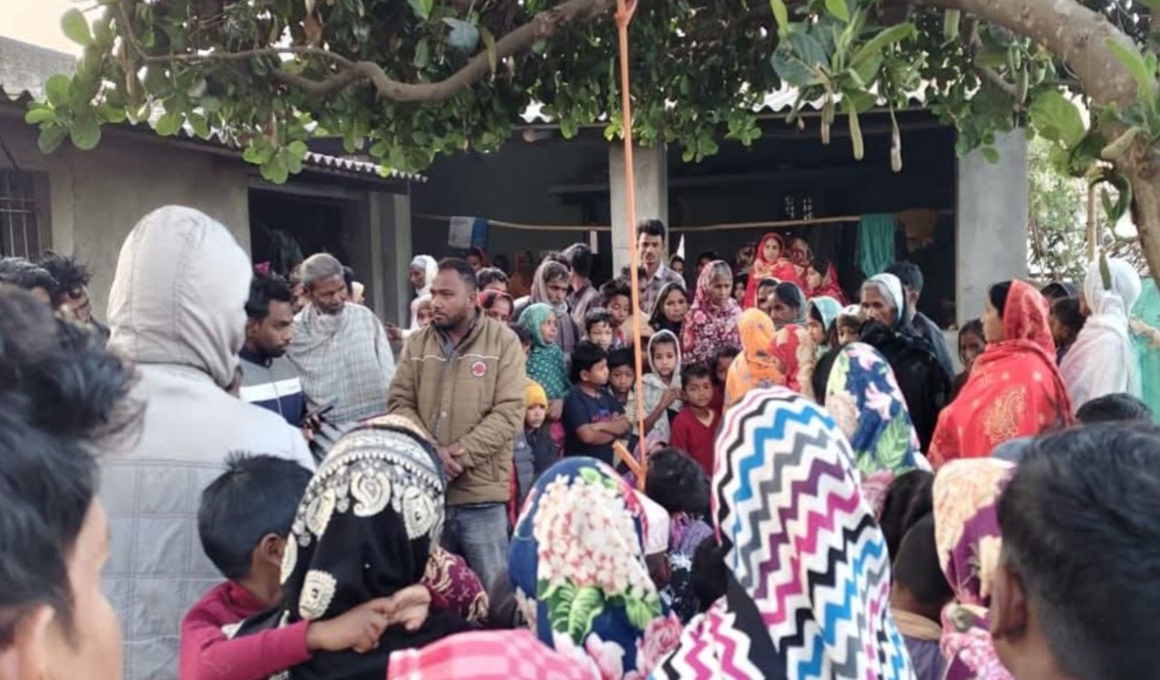 दुमका में सनसनीखेज हत्याकांड: घर के आंगन में पेड़ से लटका मिला युवक राजा का शव, हाथ बंधे होने से हत्या की आशंका 1 20260303 123410