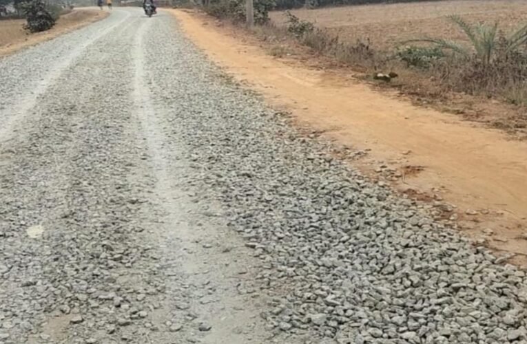 लापरवाही की मार: 2 साल बाद भी अधूरी पड़ी ग्रामीण सड़क, जनता परेशान 17 20260303 202257