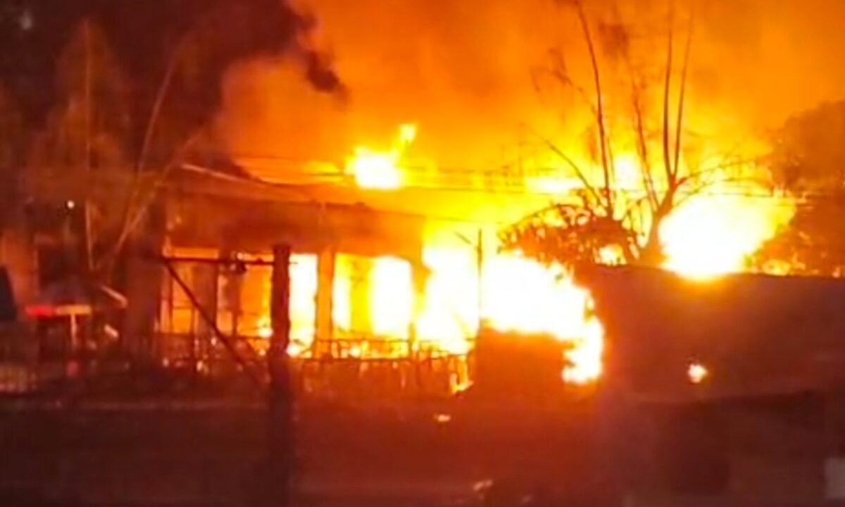 बोकारो में भीषण अग्निकांड: टेंट हाउस में फटे 20 गैस सिलेंडर, धमाकों से दहला इलाका, देखें वीडियो 13 20260303 214328