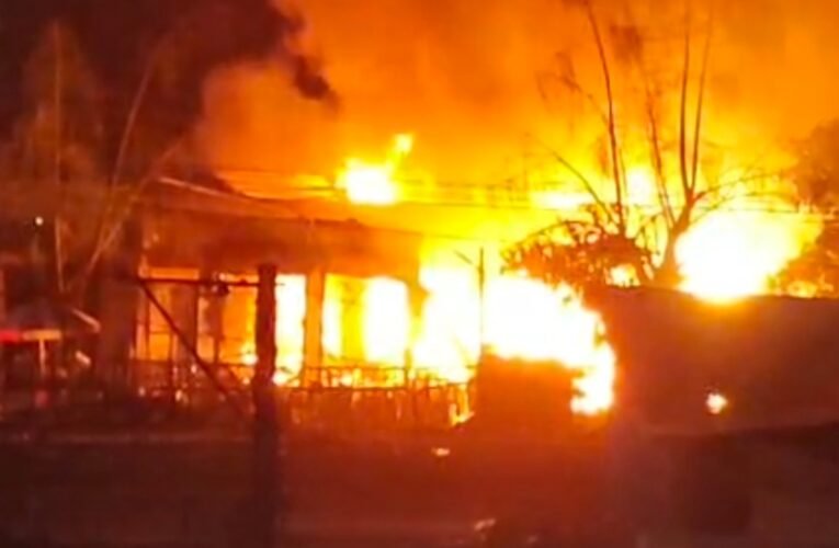 बोकारो में भीषण अग्निकांड: टेंट हाउस में फटे 20 गैस सिलेंडर, धमाकों से दहला इलाका, देखें वीडियो