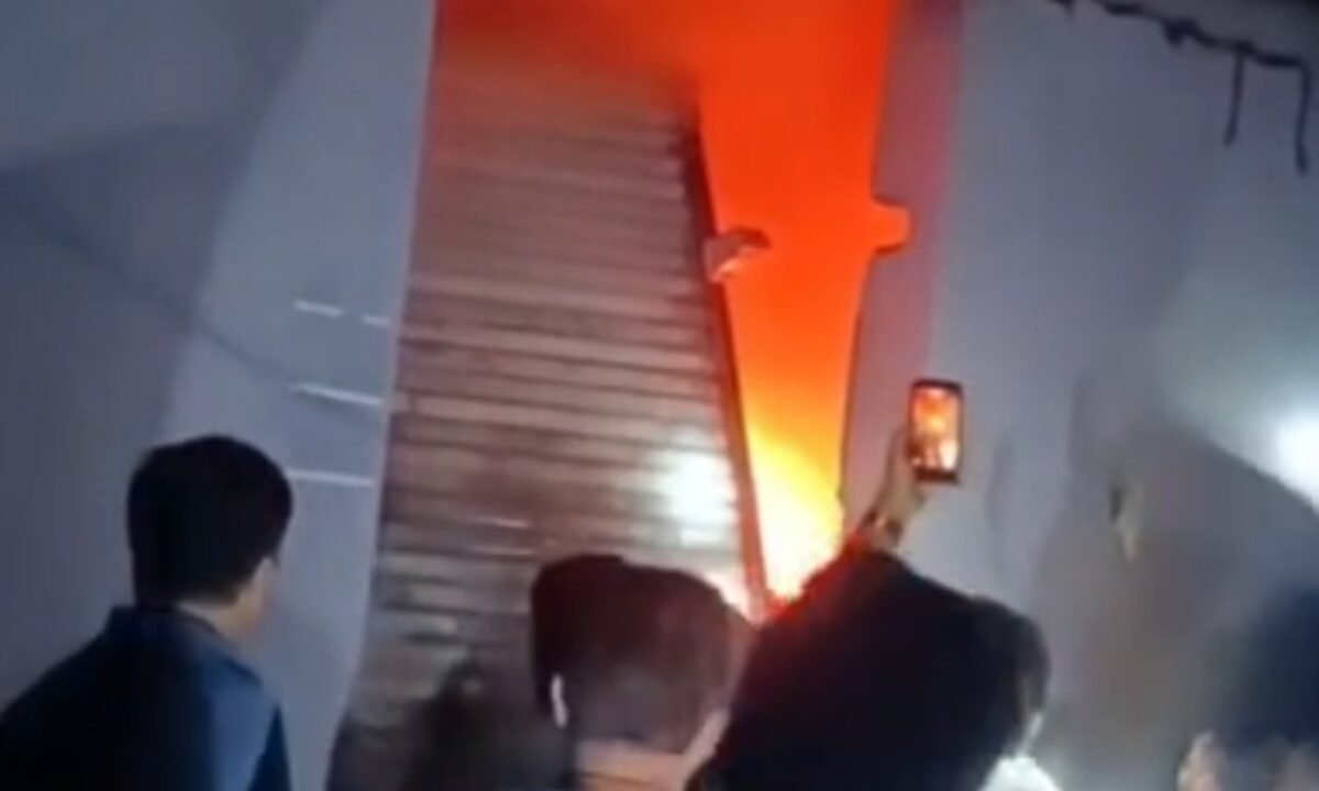 इलेक्ट्रिक अप्लायंसेज गोदाम में लगी आग, फायर ब्रिगेड आग बुझाने में जुटी, इलाके में अफरा-तफरी का माहौल 12 20260303 224630