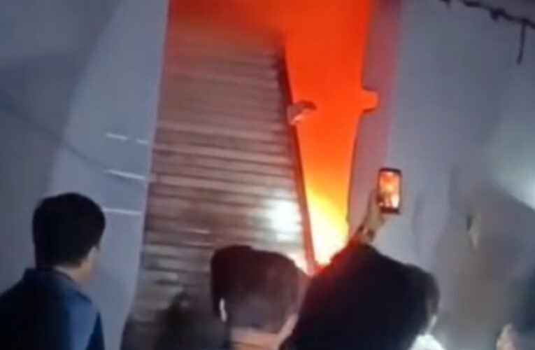 इलेक्ट्रिक अप्लायंसेज गोदाम में लगी आग, फायर ब्रिगेड आग बुझाने में जुटी, इलाके में अफरा-तफरी का माहौल 15 20260303 224630