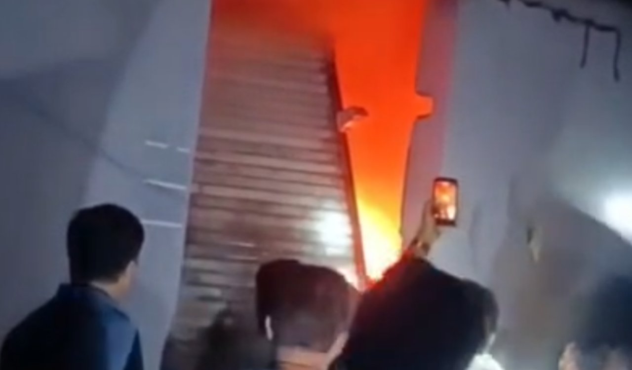 इलेक्ट्रिक अप्लायंसेज गोदाम में लगी आग, फायर ब्रिगेड आग बुझाने में जुटी, इलाके में अफरा-तफरी का माहौल 1 20260303 224630