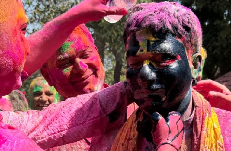 राँची जिला प्रशासन में रंगों की बहार: उपायुक्त मंजूनाथ भजंत्री ने वरीय पदाधिकारियों के साथ उत्साह से मनाई होली