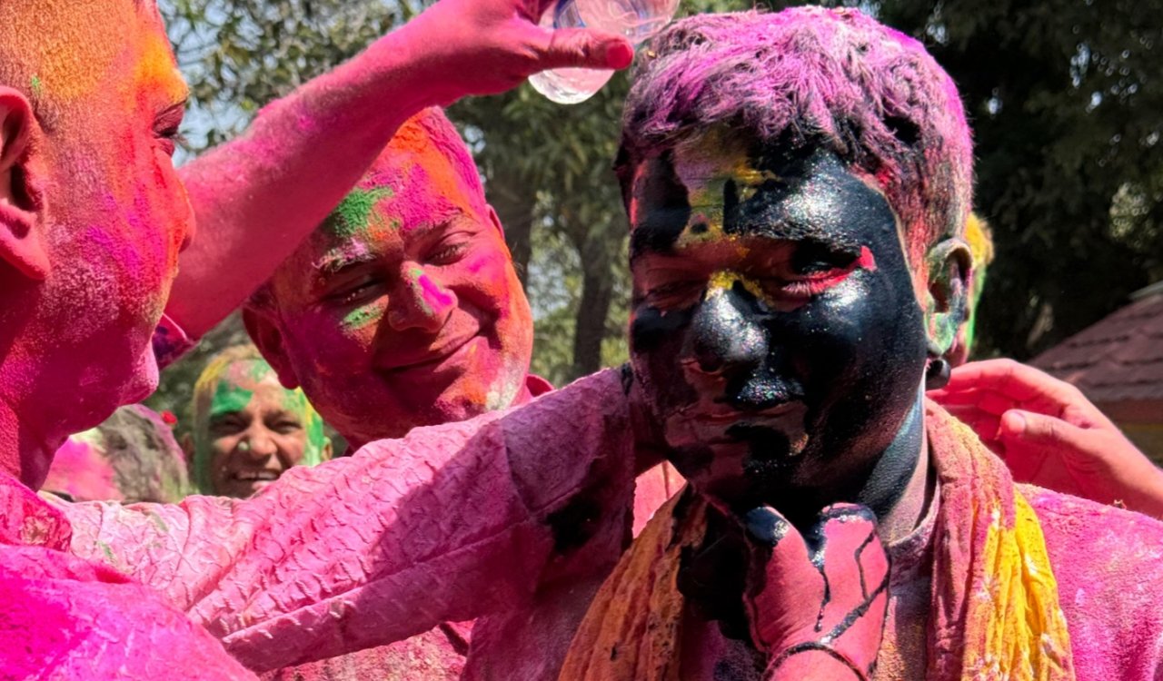 राँची जिला प्रशासन में रंगों की बहार: उपायुक्त मंजूनाथ भजंत्री ने वरीय पदाधिकारियों के साथ उत्साह से मनाई होली 1 20260304 163102