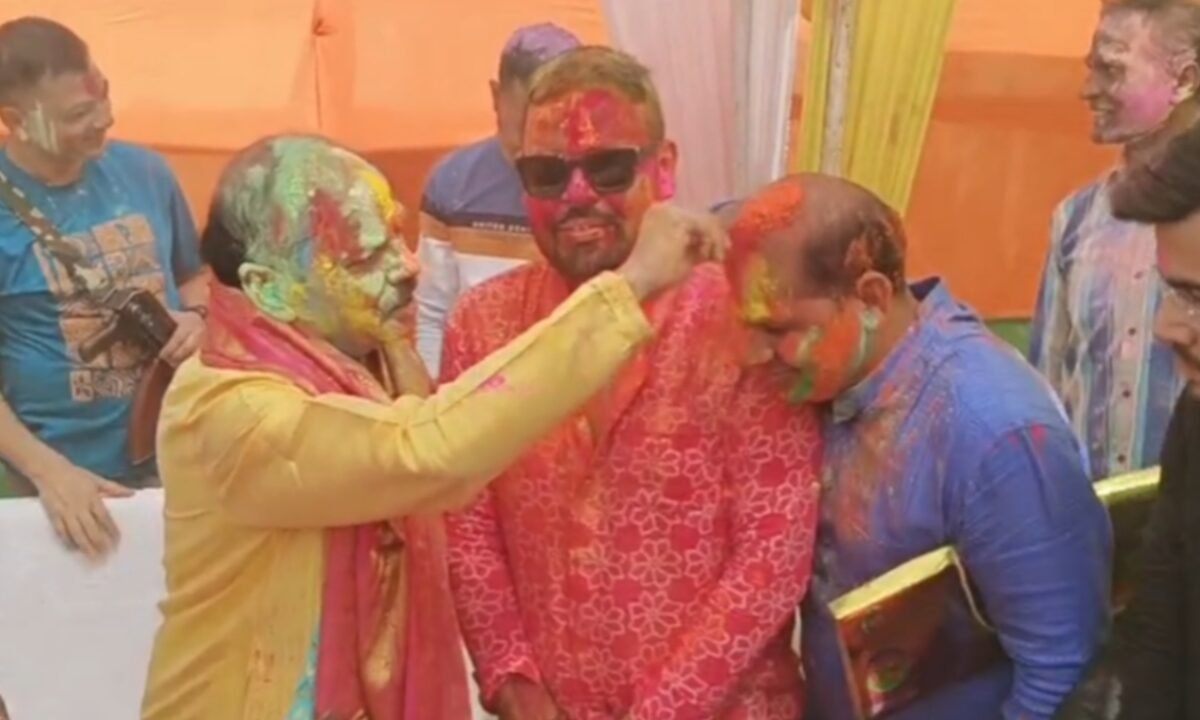 रघुबर दास ने एग्रीको आवास पर धूमधाम से मनाई होली, भाजपा कार्यकर्ताओं के साथ उड़ाए रंग 43 20260304 170510