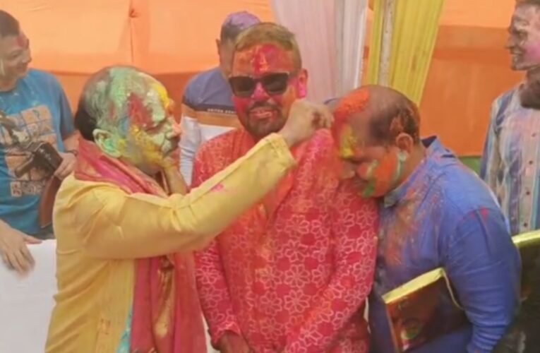 रघुबर दास ने एग्रीको आवास पर धूमधाम से मनाई होली, भाजपा कार्यकर्ताओं के साथ उड़ाए रंग