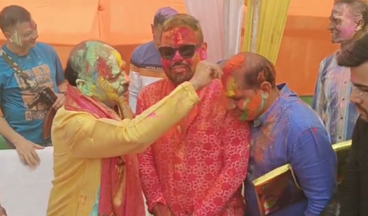 रघुबर दास ने एग्रीको आवास पर धूमधाम से मनाई होली, भाजपा कार्यकर्ताओं के साथ उड़ाए रंग 1 20260304 170510