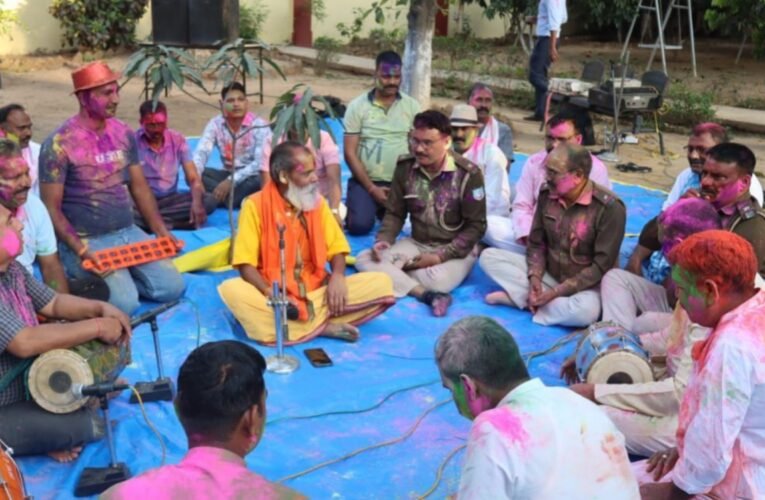 सिमडेगा पुलिस अधीक्षक आवास परिसर में धूमधाम से मनाया गया होली मिलन समारोह 16 20260304 205158