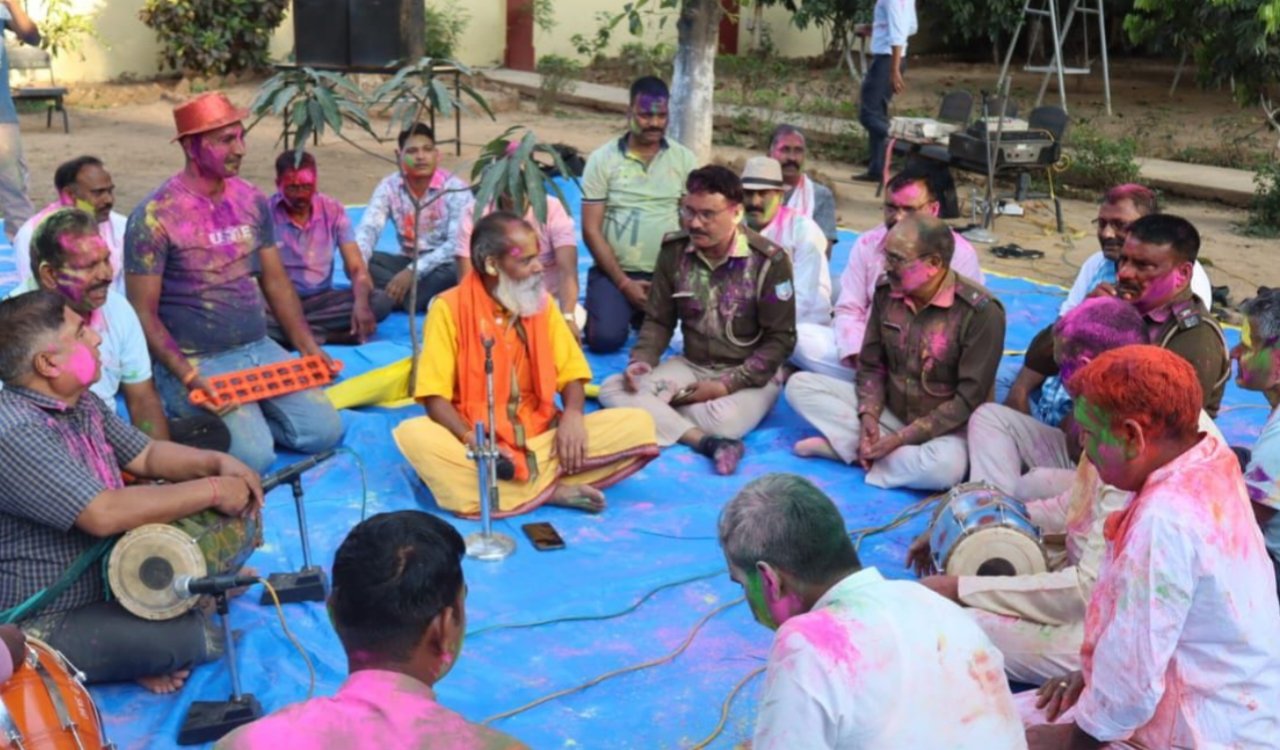 सिमडेगा पुलिस अधीक्षक आवास परिसर में धूमधाम से मनाया गया होली मिलन समारोह 1 20260304 205158