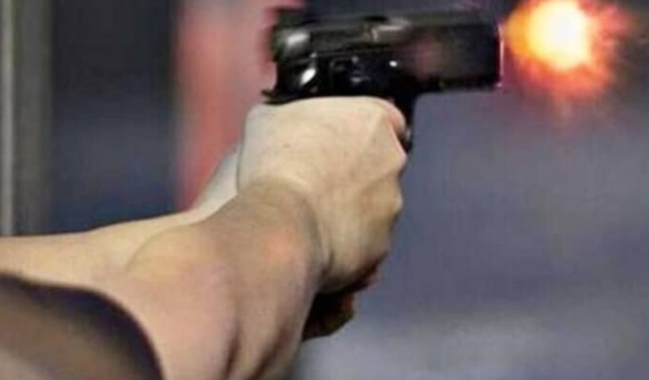 होली के रंग में गोलीबारी! धनबाद के बरमसिया फुटबॉल ग्राउंड में विवाद से दहशत, दो युवक घायल 1 20260304 223934