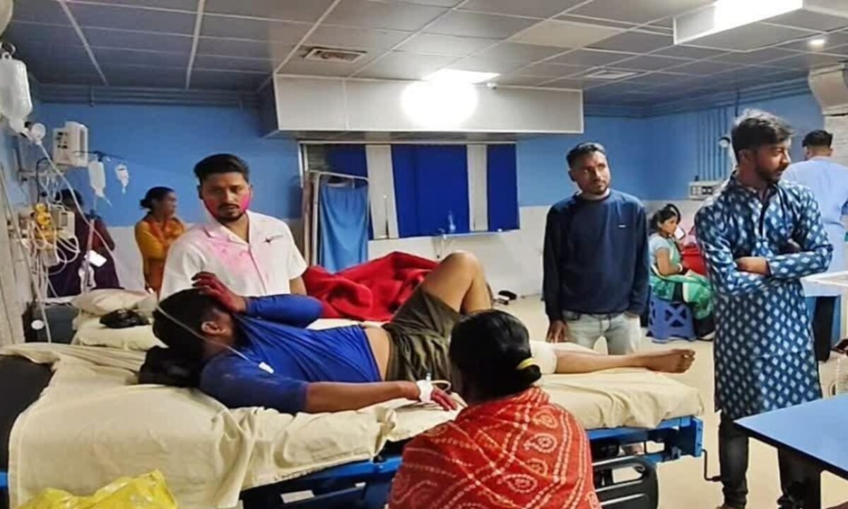 होली के रंग में गोलीबारी! धनबाद के बरमसिया फुटबॉल ग्राउंड में विवाद से दहशत, दो युवक घायल 11 20260304 233317