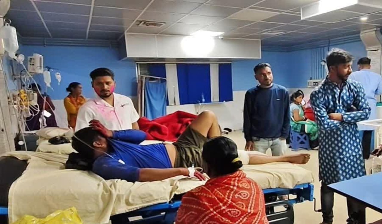 होली के रंग में गोलीबारी! धनबाद के बरमसिया फुटबॉल ग्राउंड में विवाद से दहशत, दो युवक घायल 1 20260304 233317