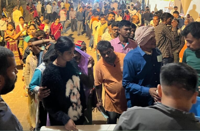 अघोर पीठ में 179 मिर्गी रोगियों को निःशुल्क आयुर्वेदिक एवं फकीरी दवा वितरण, कई राज्यों से पहुंचे मरीज 21 20260308 215050