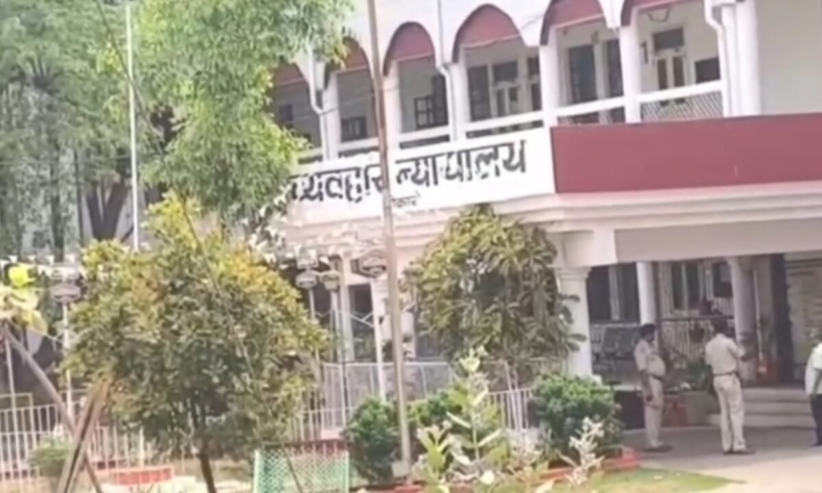 बोकारो कोर्ट में बम की धमकी से हड़कंप! 14 बम लगाने का दावा; एसपी खुद मौके पर, बम स्क्वॉड-डॉग स्क्वॉड जांच में जुटे 12 20260309 141929