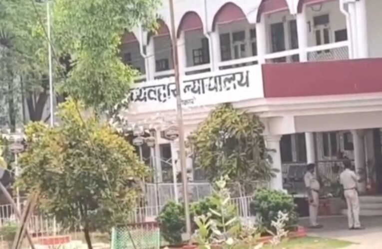 बोकारो कोर्ट में बम की धमकी से हड़कंप! 14 बम लगाने का दावा; एसपी खुद मौके पर, बम स्क्वॉड-डॉग स्क्वॉड जांच में जुटे 15 20260309 141929