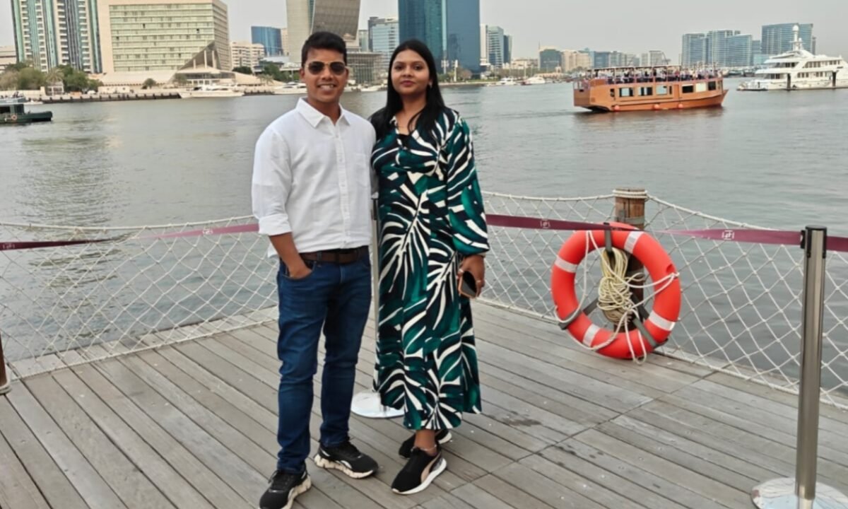 युद्ध तनाव में फंसे झारखंड के नवदंपति की सुरक्षित वापसी: दुबई से स्वदेश लौटे अतुल उरांव और डॉ. कंचन, परिवार में खुशी की लहर 11 20260309 143241