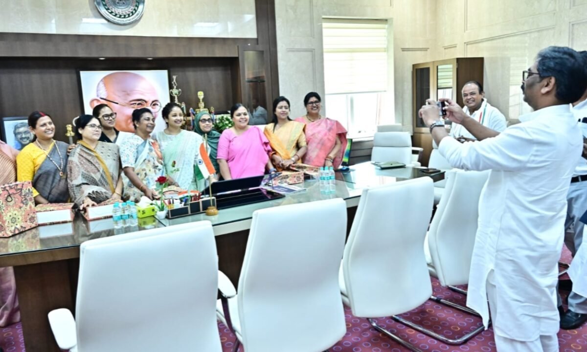 झारखंड की महिला विधायकों ने मुख्यमंत्री हेमंत सोरेन से की मुलाकात, अंतरराष्ट्रीय महिला दिवस पर दीं शुभकामनाएं और साझा किए सुझाव 41 20260309 163942