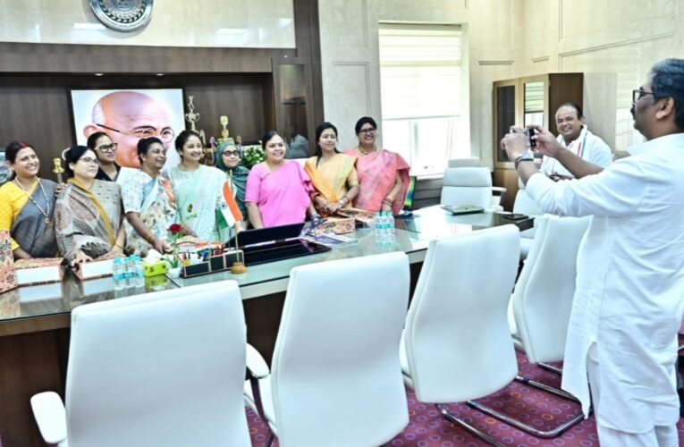 झारखंड की महिला विधायकों ने मुख्यमंत्री हेमंत सोरेन से की मुलाकात, अंतरराष्ट्रीय महिला दिवस पर दीं शुभकामनाएं और साझा किए सुझाव 19 20260309 163942