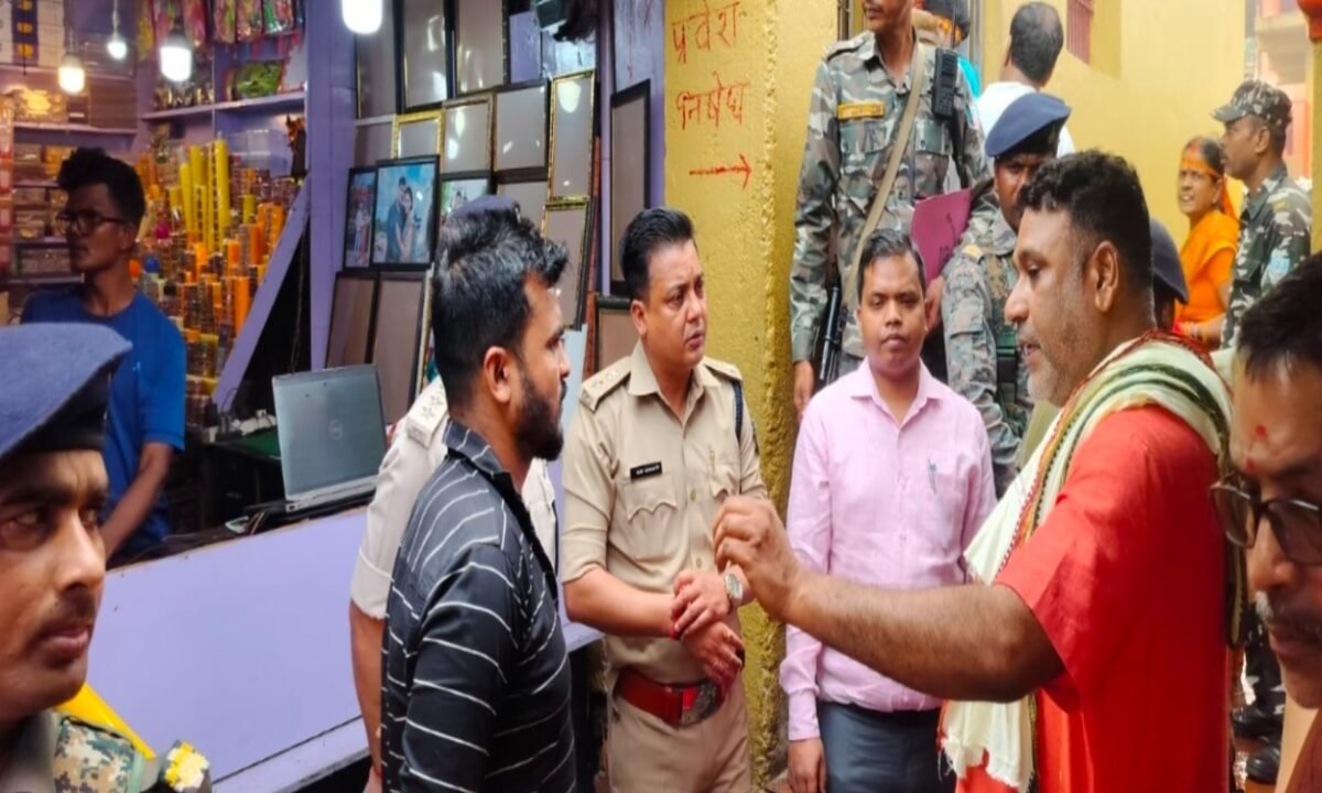 रजरप्पा मंदिर में श्रद्धालु-पुलिस झड़प: पुलिस ने 5 कर्मियों को किया निलंबित, वीडियो वायरल होने के बाद SP ने ली त्वरित कार्रवाई 12 20260309 181944