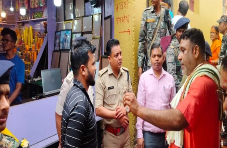 रजरप्पा मंदिर में श्रद्धालु-पुलिस झड़प: पुलिस ने 5 कर्मियों को किया निलंबित, वीडियो वायरल होने के बाद SP ने ली त्वरित कार्रवाई 17 20260309 181944