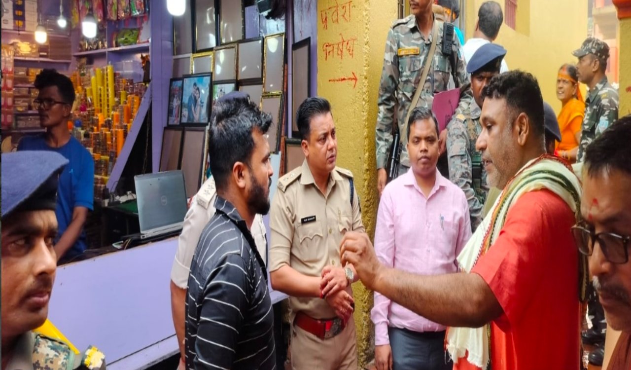 रजरप्पा मंदिर में श्रद्धालु-पुलिस झड़प: पुलिस ने 5 कर्मियों को किया निलंबित, वीडियो वायरल होने के बाद SP ने ली त्वरित कार्रवाई 1 20260309 181944