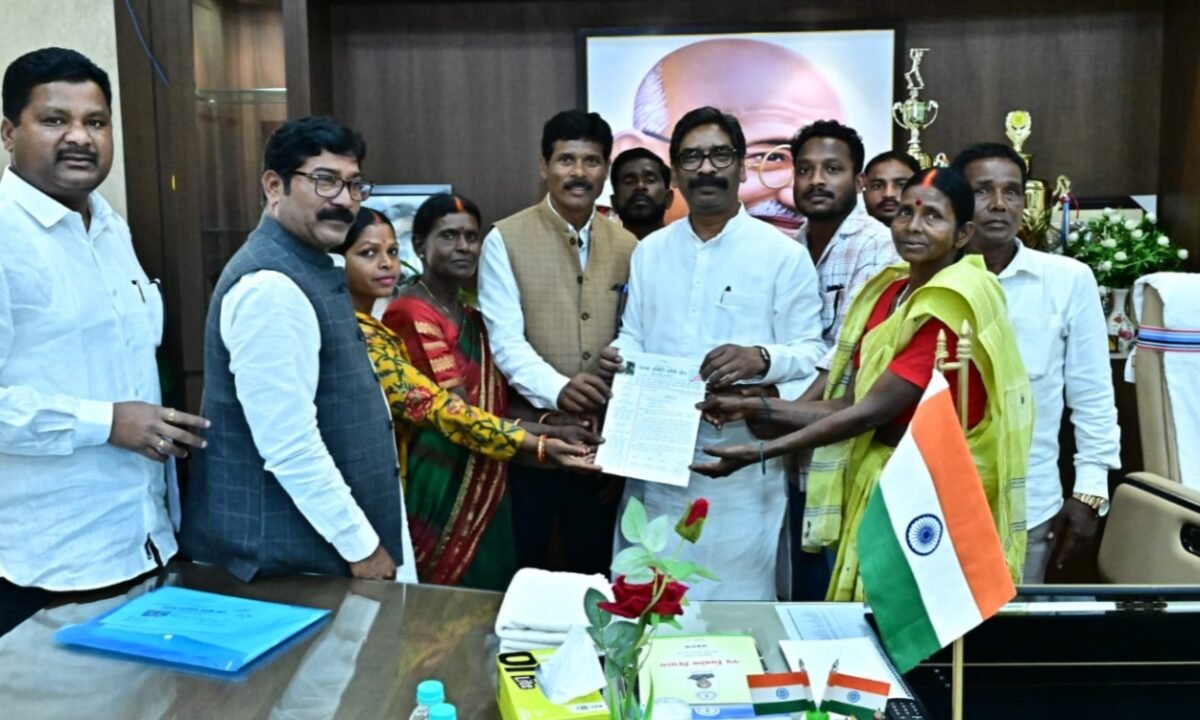 सरहुल पूर्व संध्या पर नागपुरी संस्कृति की झलक, मुख्यमंत्री हेमन्त सोरेन को मिला मुख्य अतिथि बनने का निमंत्रण 11 20260309 195942