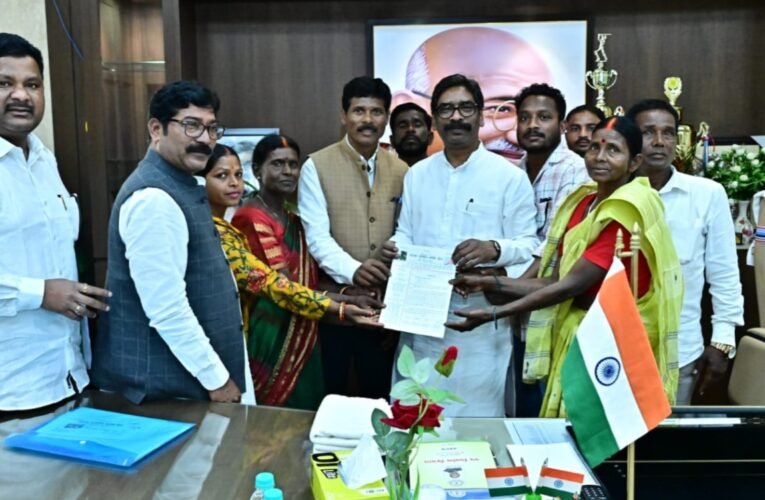 सरहुल पूर्व संध्या पर नागपुरी संस्कृति की झलक, मुख्यमंत्री हेमन्त सोरेन को मिला मुख्य अतिथि बनने का निमंत्रण 16 20260309 195942