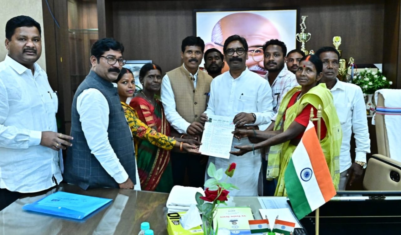 सरहुल पूर्व संध्या पर नागपुरी संस्कृति की झलक, मुख्यमंत्री हेमन्त सोरेन को मिला मुख्य अतिथि बनने का निमंत्रण 2 20260309 195942