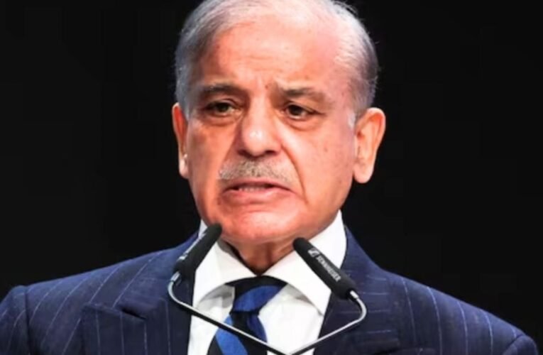 तेल की आसमान छूती कीमतों के बीच शहबाज शरीफ का बड़ा फैसला: सरकारी दफ्तर अब हफ्ते में सिर्फ 4 दिन खुलेंगे, आधे कर्मचारी घर से करेंगे काम