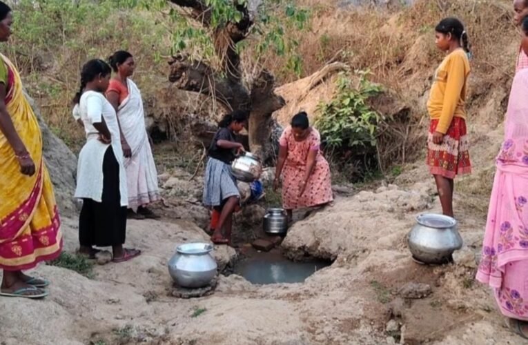 ग्रामीण अब भी नाले का पानी पीने को मजबूर: 35 साल बाद भी मूलभूत सुविधाओं से वंचित विस्थापित परिवार