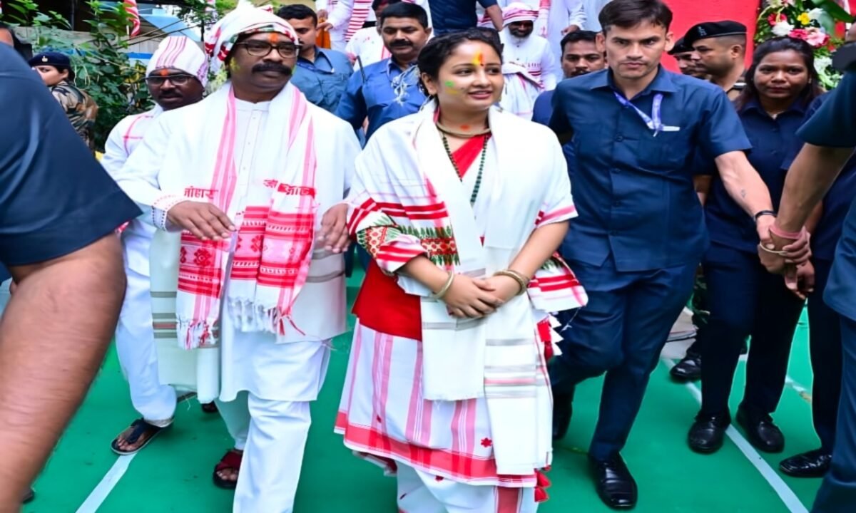 असम चुनाव को लेकर CM हेमंत सोरेन रविवार को विधायक कल्पना सोरेन के साथ दिल्ली के लिए रवाना 42 20260322 182108