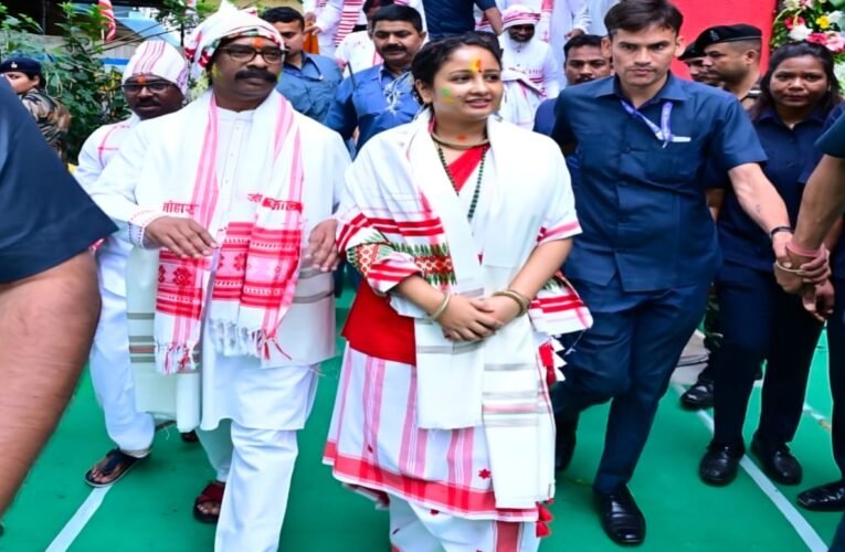 असम चुनाव को लेकर CM हेमंत सोरेन रविवार को विधायक कल्पना सोरेन के साथ दिल्ली के लिए रवाना 18 20260322 182108