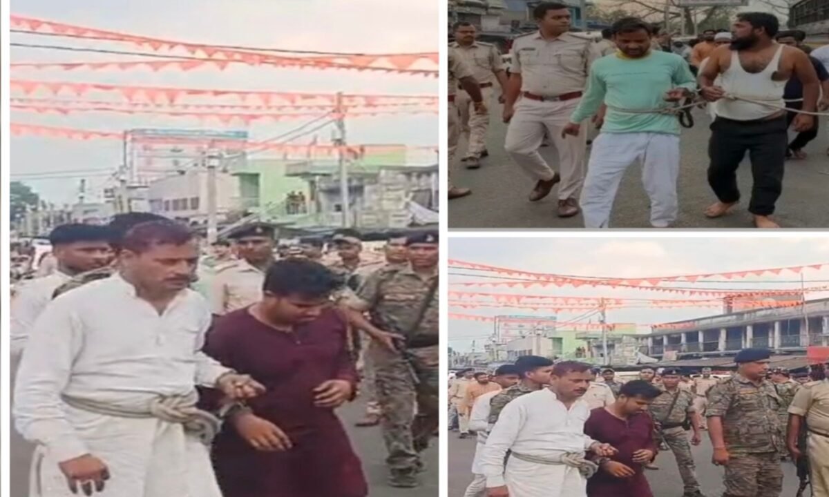 रामनवमी शांति पर हमला करने वाले 18 दंगाइयों पर पुलिस का डंडा! सड़क पर पैदल परेड करा कर जेल भेजा... 11 20260328 232037