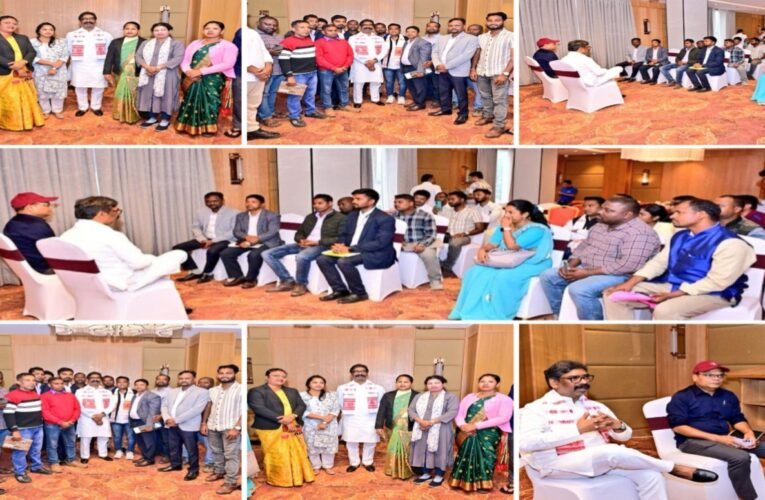 असम विधानसभा चुनाव की तैयारियों को धार देने के उद्देश्य से मुख्यमंत्री हेमंत सोरेन ने डिब्रूगढ़ में झामुमो कार्यकर्ताओं के साथ बड़ी बैठक की। जानें क्या निकला बैठक से 20 20260330 192954