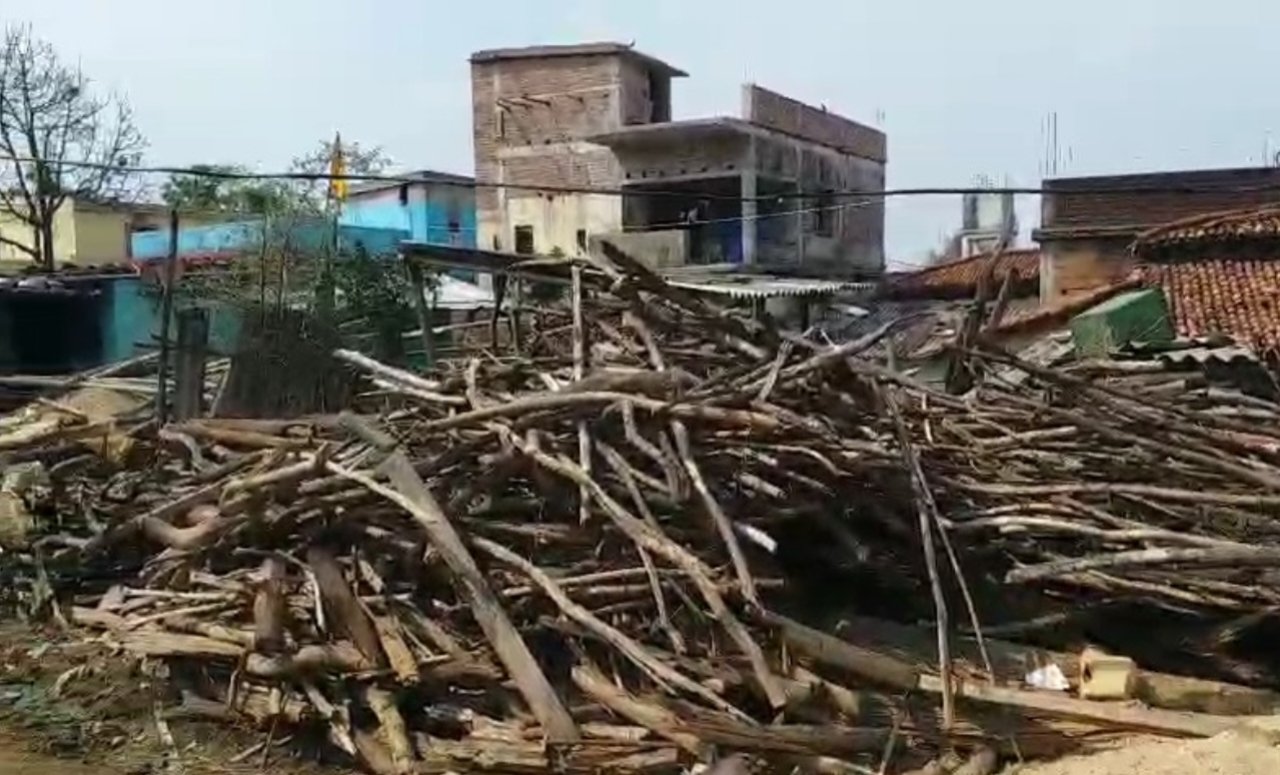 रांची का 'सुगनू' गांव: जहां गैस सिलेंडर की किल्लत बेअसर, हर चौखट पर सजी लकड़ियों ने लिखी आत्मनिर्भरता की नई कहानी 1 20260401 124647