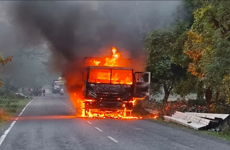 साहिबगंज: चलती हाइवा में लगी भीषण आग, चालक और खलासी ने कूदकर बचाई जान, मची अफरा-तफरी 21 20260405 150336