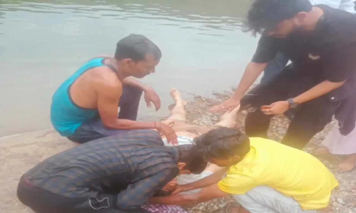 रांची: हुंडरू फॉल में डूबने से बचे से 4 छात्र; हुंडरू फॉल में सेल्फी के दौरान डूबे, पर्यटनकर्मियों ने बचाई जान 13 20260405 180215