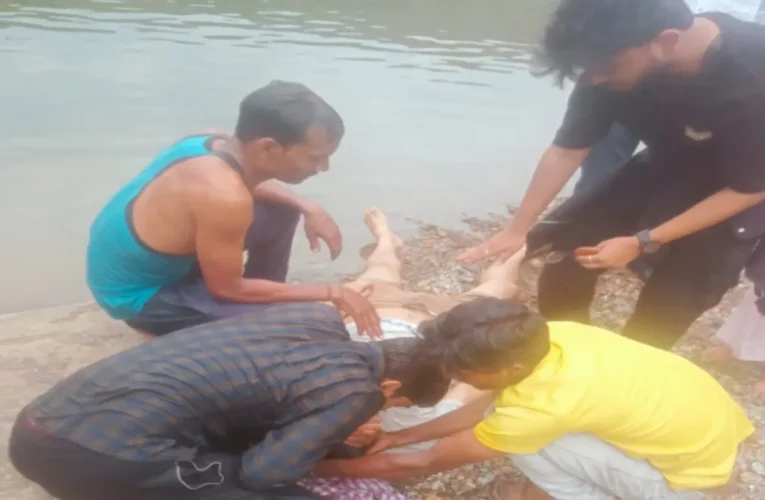 रांची: हुंडरू फॉल में डूबने से बचे से 4 छात्र; हुंडरू फॉल में सेल्फी के दौरान डूबे, पर्यटनकर्मियों ने बचाई जान 17 20260405 180215